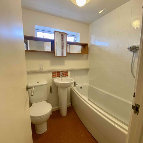 Oaklands Court bathroom