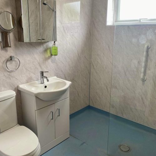 Winterbourne 5 bed student house shower